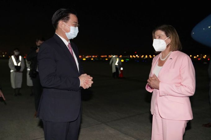 Nancy Pelosi wird nach ihrer Ankunft am Flughafen von Taipeh von Joseph Wu, Aussenminister von Taiwan, begrüsst. Pelosi in Taiwan