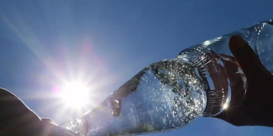 Solche Temperaturen können gefährlich sein – zum Beispiel, wenn man zu wenig trinkt. (Symbolbild)