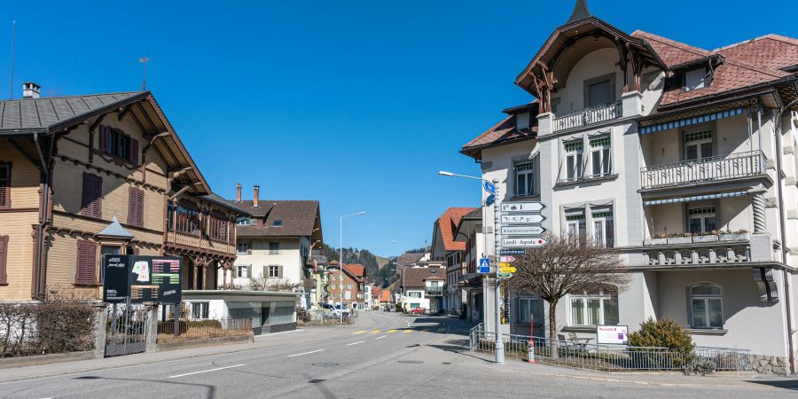 Die Kreuzung Hauptstrasse und Bahnhofstrasse im Dorfzentrum von Escholzmatt.