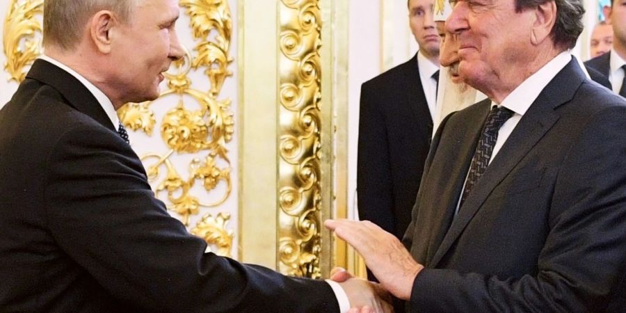 Altkanzler Schröder hält trotz massiver Kritik an seiner Freundschaft zu Russlands Präsident Putin fest. Er glaubt: Diese könne für die Aushandlung eines Waffenstillstands noch wichtig werden. (Bild aus dem Jahr 2018)