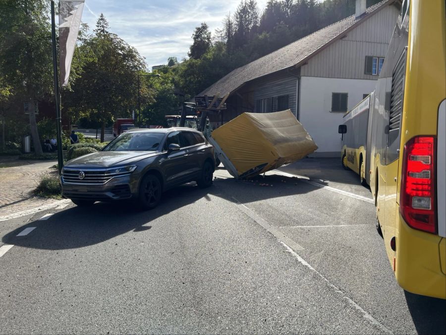 Der Anhänger kam auf der linken Seite liegend zum Stillstand