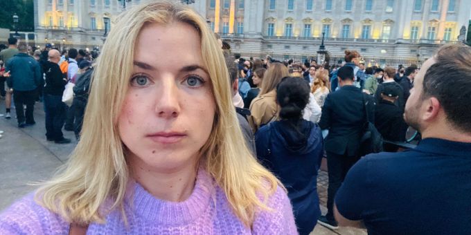Nau.ch-Reporterin Lina Schlup berichtet vom Buckingham Palast in London. lina schlup