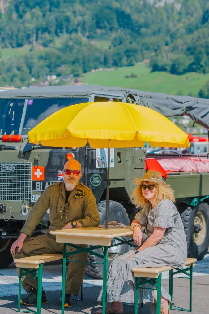 Landrover Clubmitgleider und im Hintergrund der seltene Landrover Forward Control 101