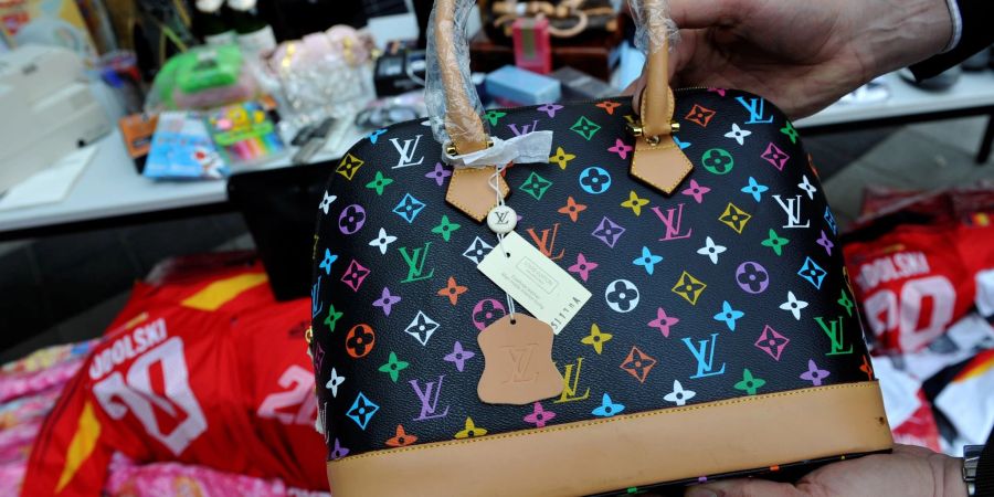 Der Zoll schaut genau hin: Diese Louis-Vuitton-Tasche war eine Fälschung - und wurde einkassiert.