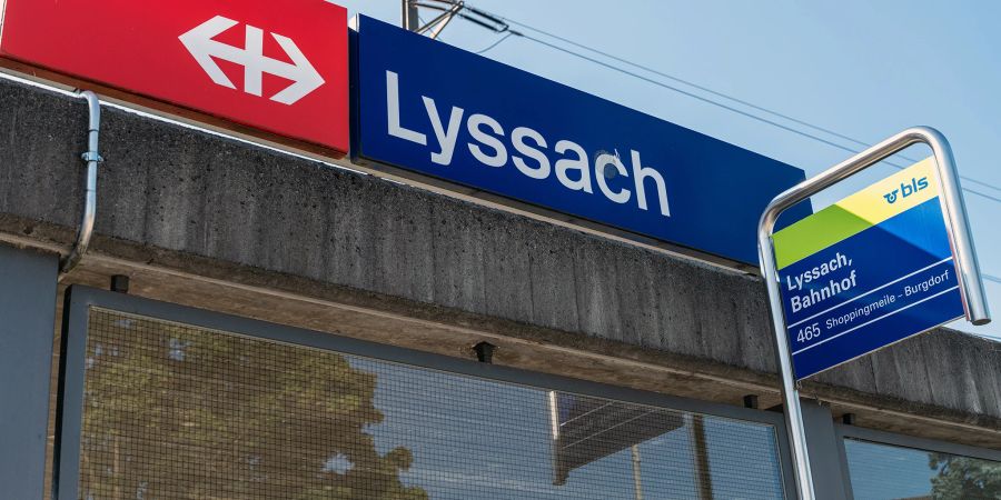 Die BLS Bushaltestelle beim SBB Lyssach.