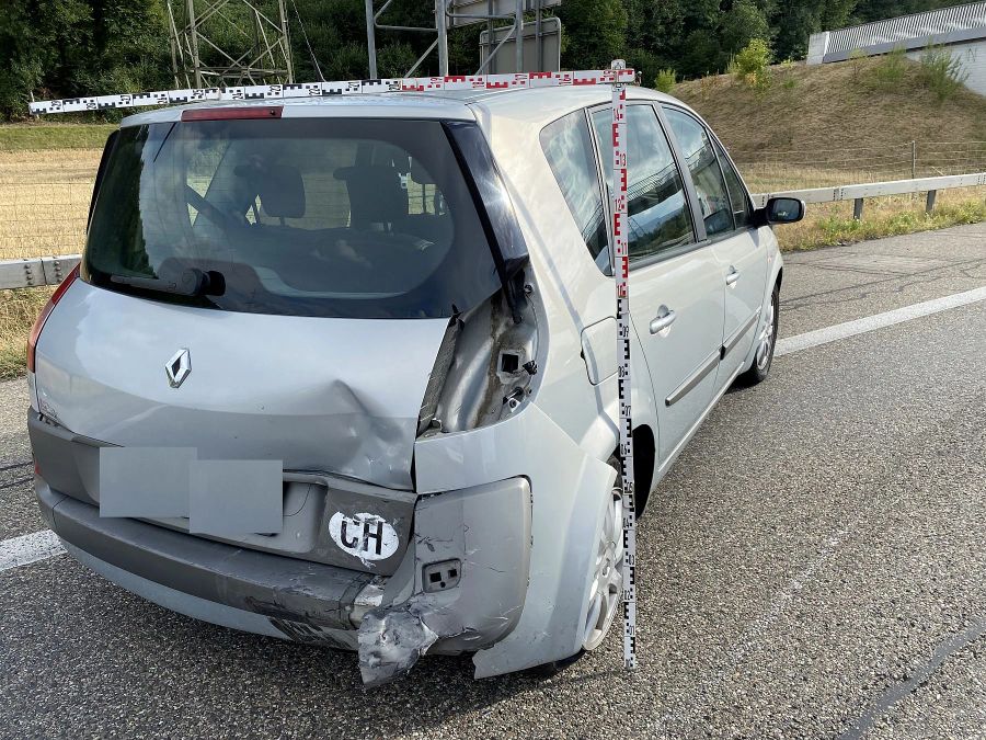 Beim Unfall wurden zwei Personen verletzt