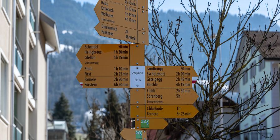 Ein Wanderwegweiser im Zentrum von Schüpfheim.