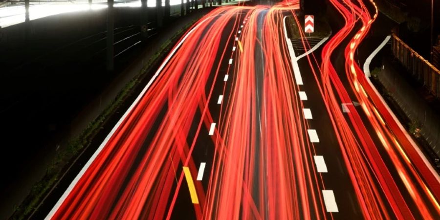 Langzeitbelichtung des Verkehrs auf einer Autonbahn