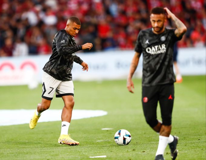 Das Verhältnis zwischen Neymar und Mbappé bei PSG soll angespannt sein. PSG Neymar Kylian Mbappé