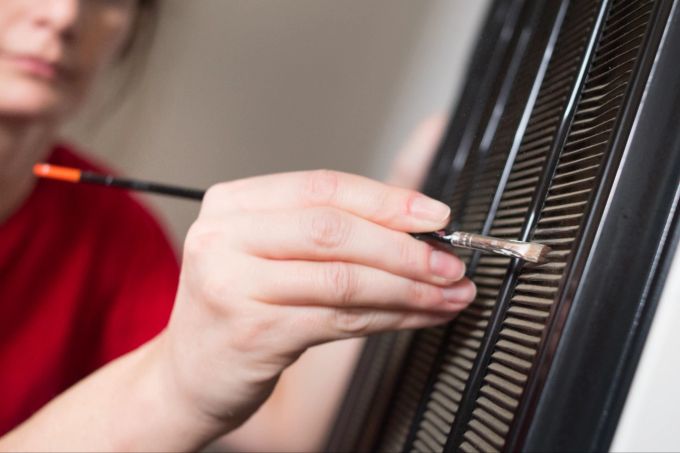 Wenn der Staub schon in den Lüftungsgittern des Kühlschranks klebt, hilft ein kleiner Pinsel. Lüftungsgitter
