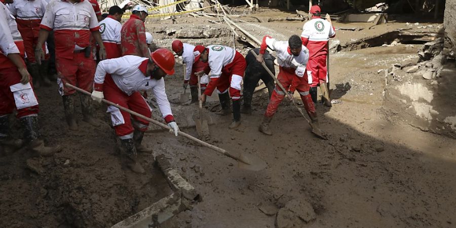 Rettungskräfte beseitigen Schlamm und Geröll nach einer Sturzflut in dem Dorf Imamzadeh Davood nordwestlich von Teheran. Foto: Vahid Salemi/AP/dpa