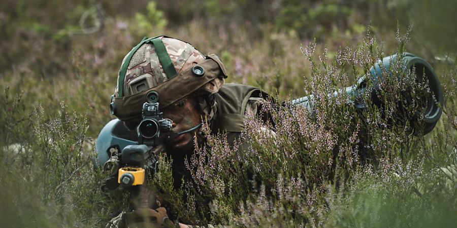 HANDOUT - Das undatierte vom britischen Verteidigungsministerium (MoD) herausgegebene Handout-Foto zeigt einen Soldaten der 2 Rifles während einer Militärübung. Foto: Corporal Cameron Eden/Ministry Of defense/PA Media/dpa - ACHTUNG: Nur zur redaktionellen Verwendung und nur mit vollständiger Nennung des vorstehenden Credits