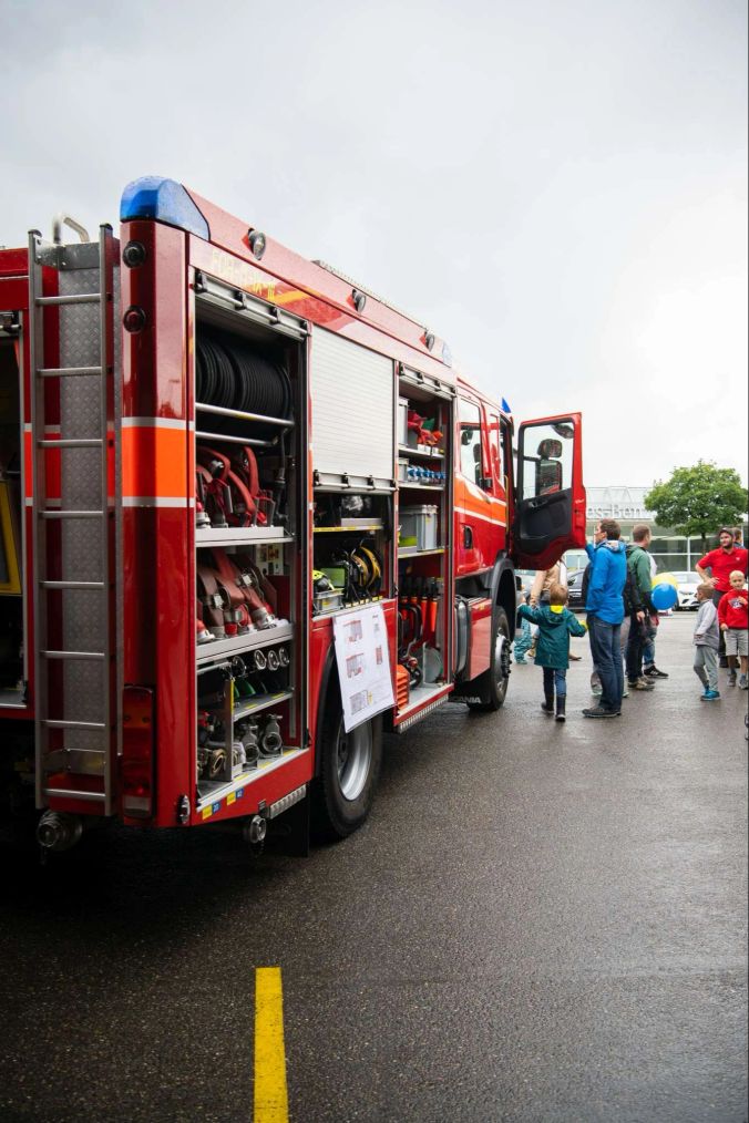 Auch die Väter interessieren sich für das Innenleben der Feuerwehr-Fahrzeuge.