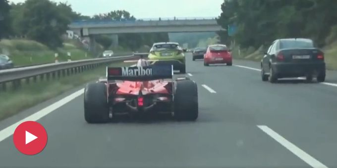Polizei sucht - Rast hier ein Formel-1-Auto über Tschechiens Autobahn?