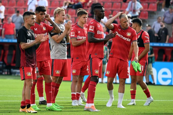 Die Enttäuschung ist den Profis von Leverkusen nach dem Augsburg-Spiel ins Gesicht geschrieben. Leverkusen