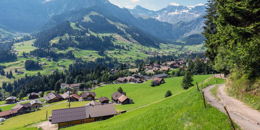 Blick auf Adelboden in Richtung Engstligenfälle und Engstligenalp.