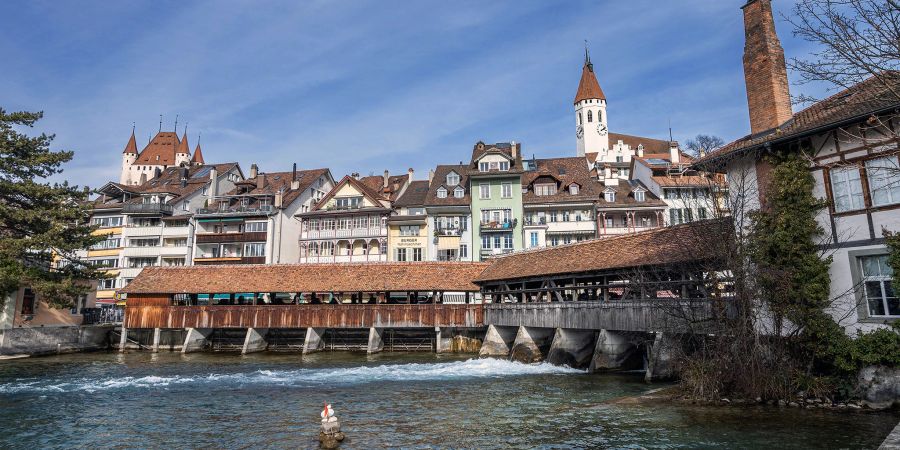 Blick auf das Schloss Thun und die Stadtkirche Thun vom Mürli aus. Im Vordergrund die Aare und die untere Schleuse.