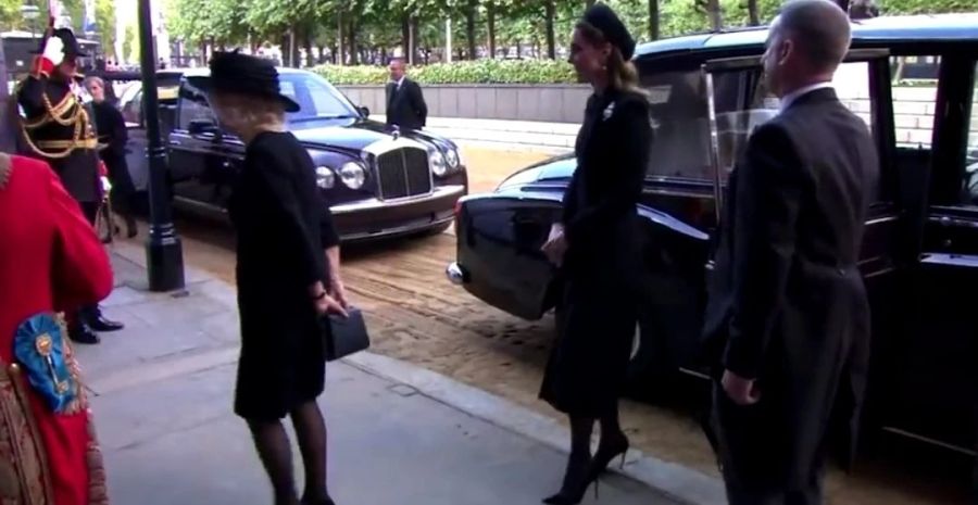 Kate, Prinzessin von Wales (r.) wurde mit Queen Consort Camilla (l.) chauffiert.