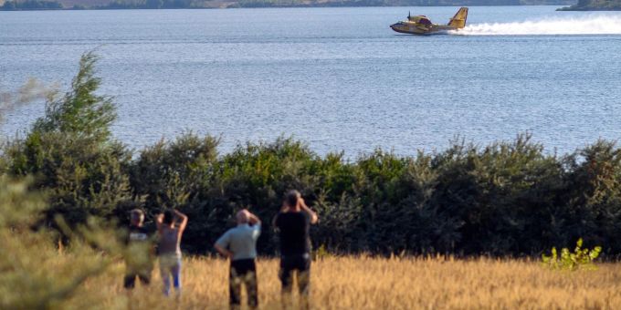 Ein Löschflugzeug nimmt im Concordiasee Löschwasser auf. Ein Löschflugzeug nimmt im Concordiasee Löschwasser auf.