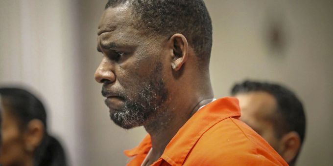 R. Kelly steht während seiner Anhörung im Leighton Criminal Court Building in Chicago. R. Kelly steht während seiner Anhörung im Leighton Criminal Court Building in Chicago.