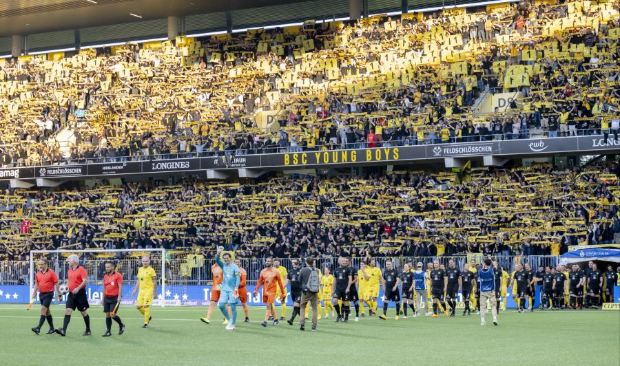 Die Fans von YB bleiben für Marco Wölfli im Stadion.