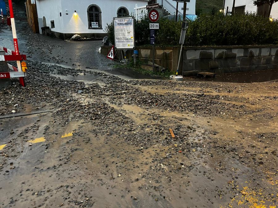 Eine geflutete Strasse in Herrliberg ZH.