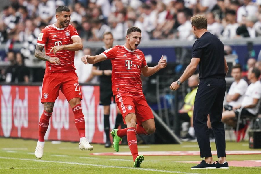 Meister Bayern München hat beim ersten Saisonspiel in Frankfurt so richtig Spass.