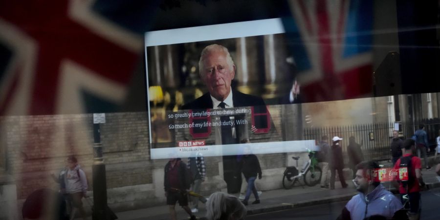 Die Ansprache von König Charles III. läuft in einem Pub in London im Fernsehen.