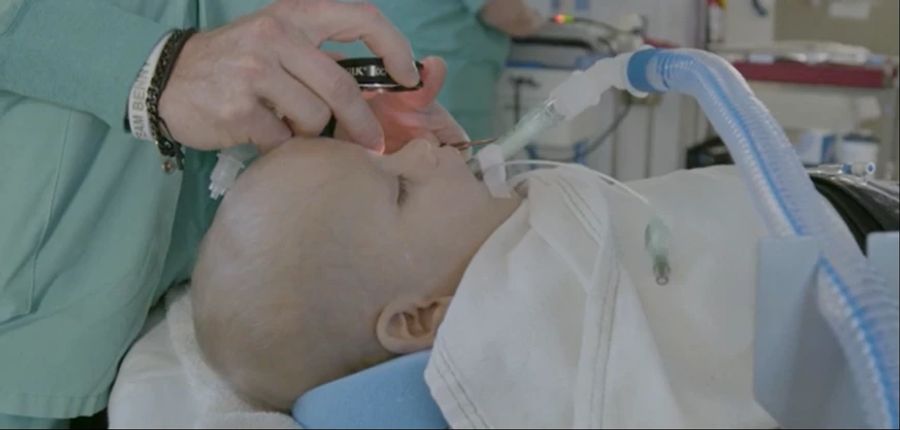 Die Ärzte beginnen sofort mit der Chemotherapie und können Bennys Auge retten.