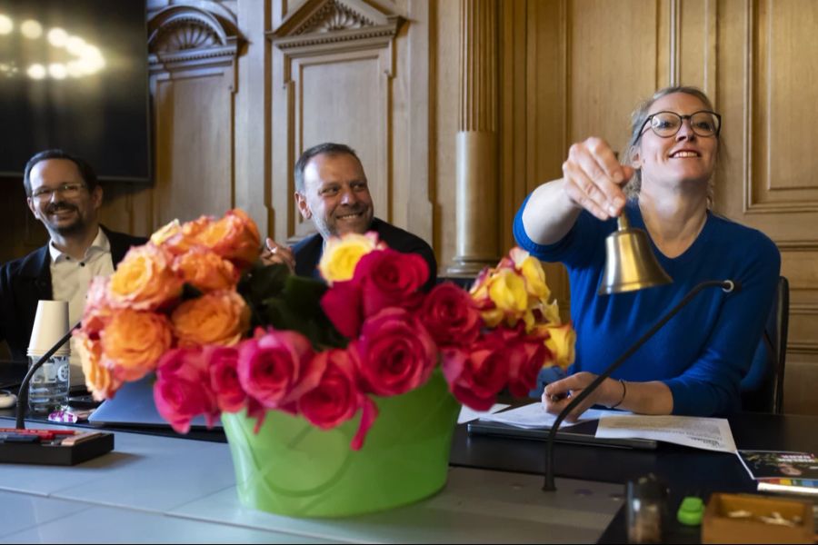 Die ausserordentliche Fraktionssitzung wird von Präsidentin Aline Trede eingeläutet: Die Grünen haben nach langer Diskussion entschieden, für die Bundesratswahlen zu kandidieren.