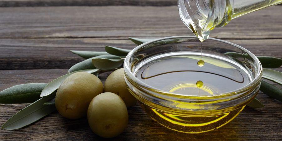 olivenöl, oliven, glasschale, tisch