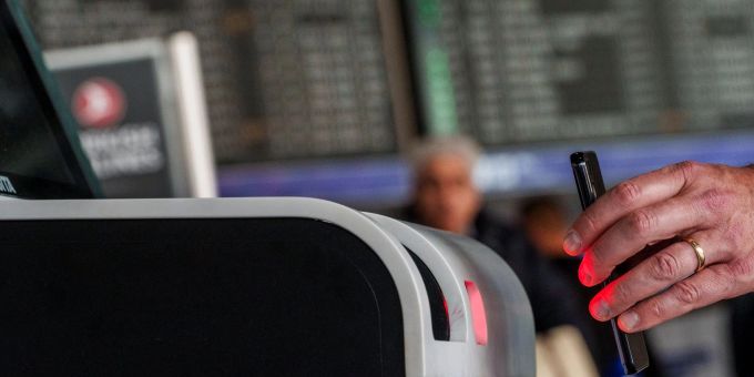 Ein QR-Code mit Reisedaten wird vom Scanner des Check-in-Automaten gelesen. Ein QR-Code mit Reisedaten wird vom Scanner des Check-in-Automaten gelesen.