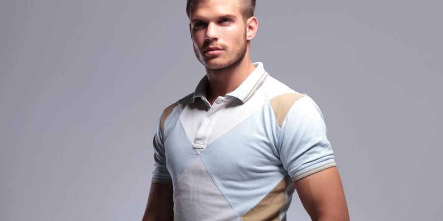 Blondes männliches Model in einem eleganten Poloshirt in hellen Tönen.