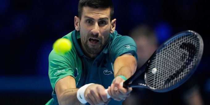 Novak Djokovic muss trotz des Sieges gegen Hubert Hurkacz ums Weiterkommen in Turin bangen. Djokovic