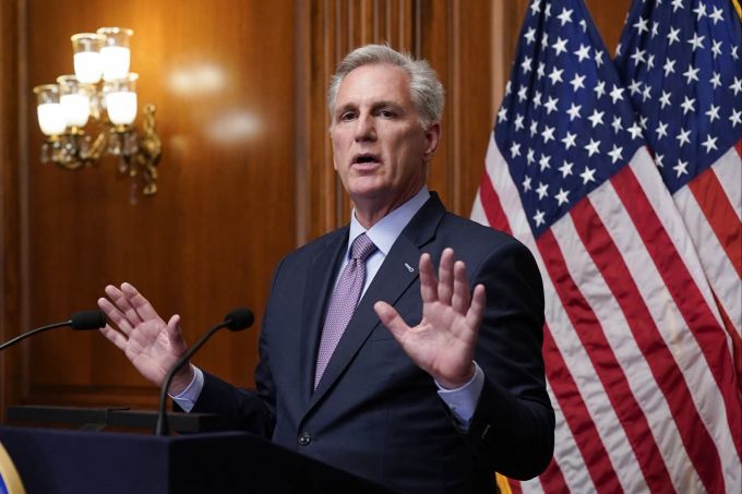 Kevin McCarthy spricht nach seiner Absetzung mit Reportern. Congress McCarthy