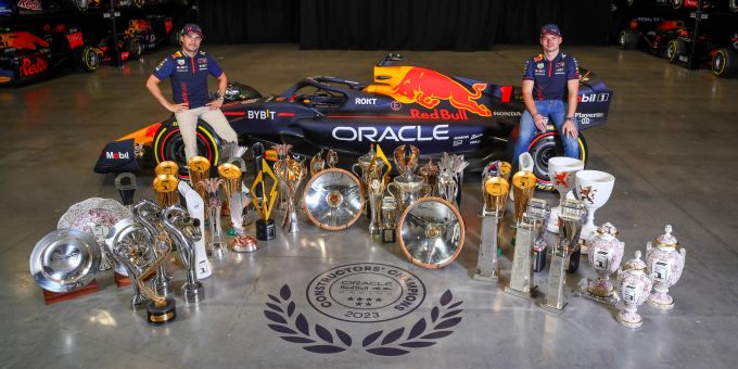Die Trophäen-Sammlung von Red Bull und Max Verstappen im Jahr 2023 sucht ihresgleichen. Red Bull Max Verstappen