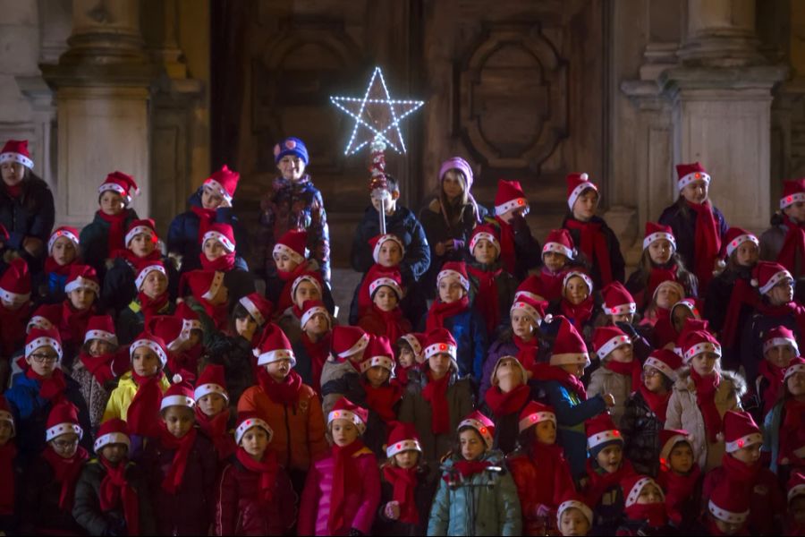 Und in einem Schulhaus in Spreitenbach AG findet ein grosses Weihnachtskonzert statt. (Symbolbild)