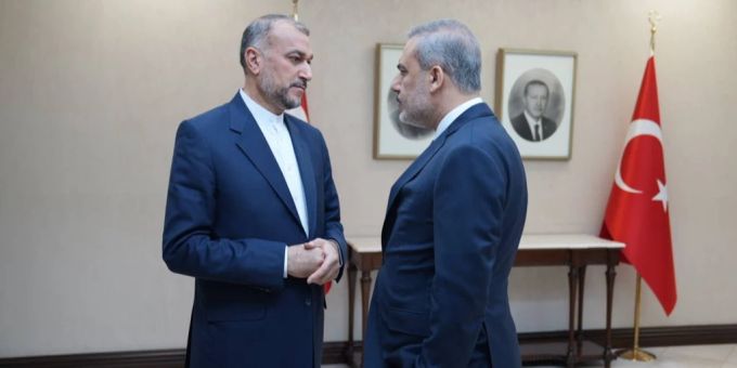 Der türkische (re.) und der iranische Aussenminister unterhielten sich über den Nahost-Konflikt und riefen zum Waffenstillstand auf. türkei iran hamas israel