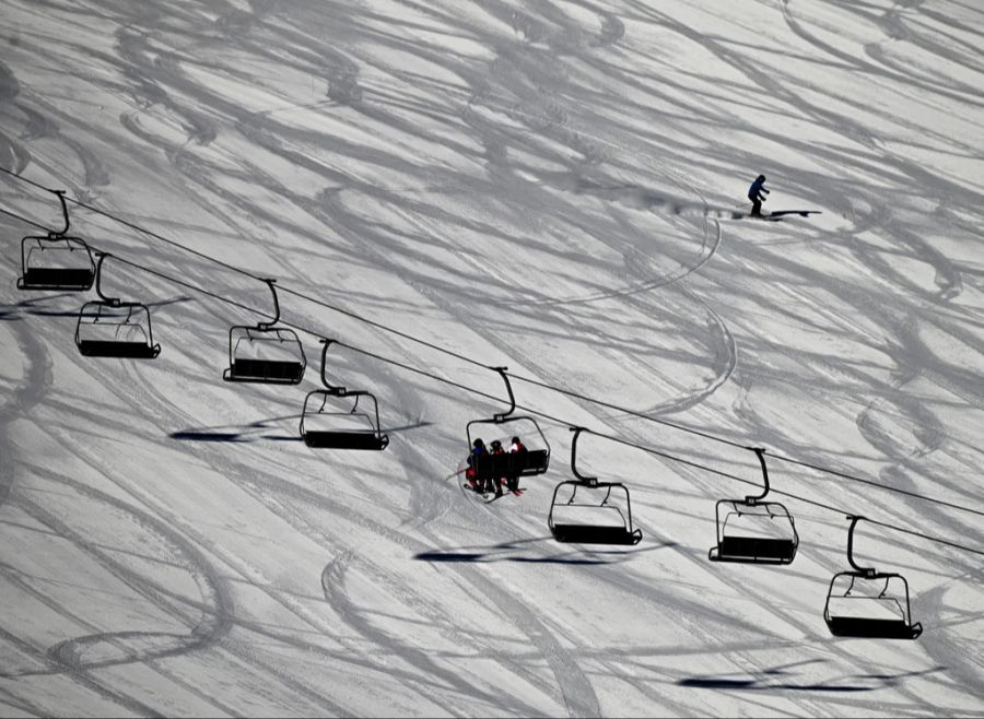 Freuen dürfen sich die Skifans. Es wird zwar kalt, dafür herrscht in den Bergen am Samstag Traumwetter.