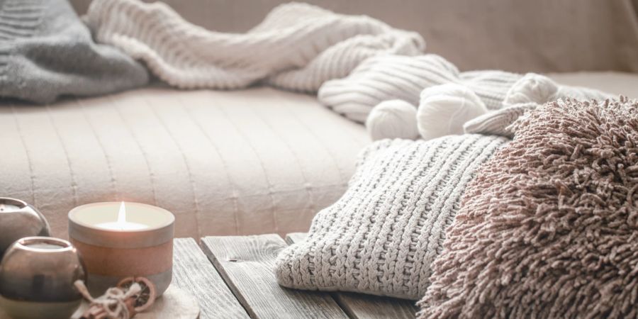 Kissen und Decken schaffen Komfort.