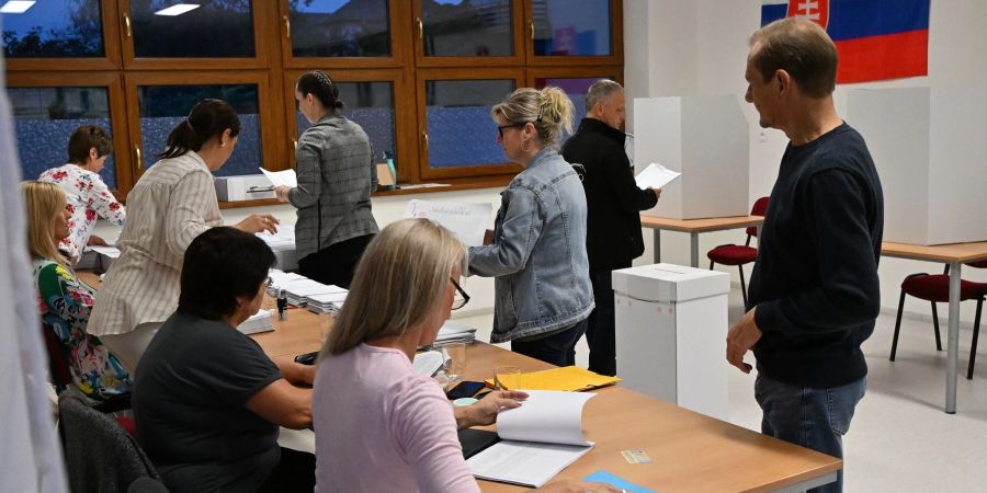 Menschen geben ihre Stimmen bei der Parlamentswahl in der Slowakei ab.