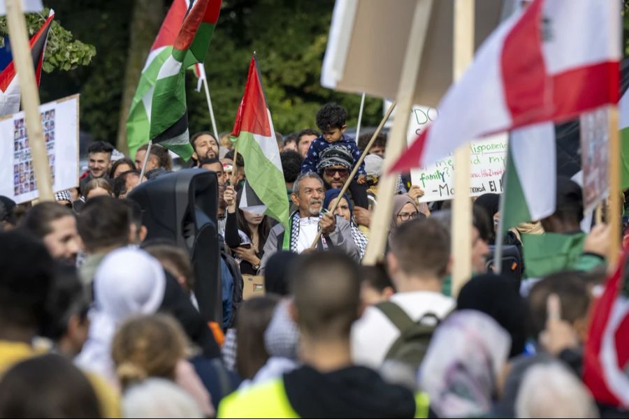 Die vielen Kleber lassen sich mit der grossen Solidarität für Palästina in der Schweiz erklären.