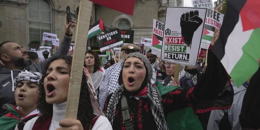 A pro-Palestine protest in front of the house of the British opposition leader