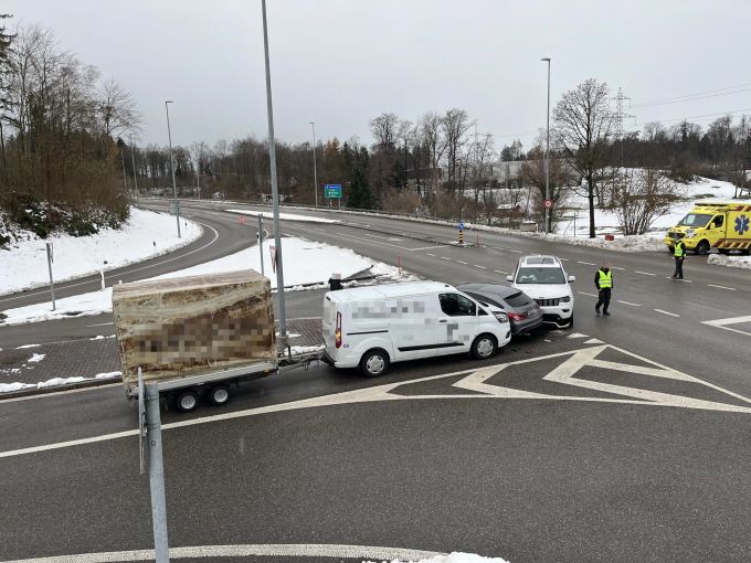 Bei der Kollision wurden zwei Personen verletzt. Kollision fordert Verletzte