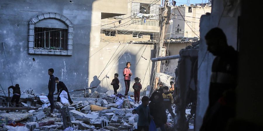 Menschen inspizieren ein beschädigtes Gebäude nach einem israelischen Angriff auf Rafah im südlichen Gazastreifen. Foto: Mohammed Talatene/dpa