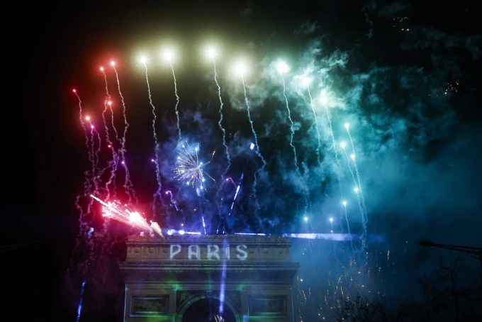 Feuerwerk über Paris in der Silvesternacht 2023/24.