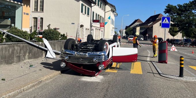 Oensingen SO - Oldtimer kollidiert mit Betontreppe und Kandelaber
