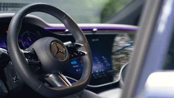 Der Hyperscreen gibt es nur mit der teuersten Ausstattung und kostet 8000.- Franken. EQS SUV