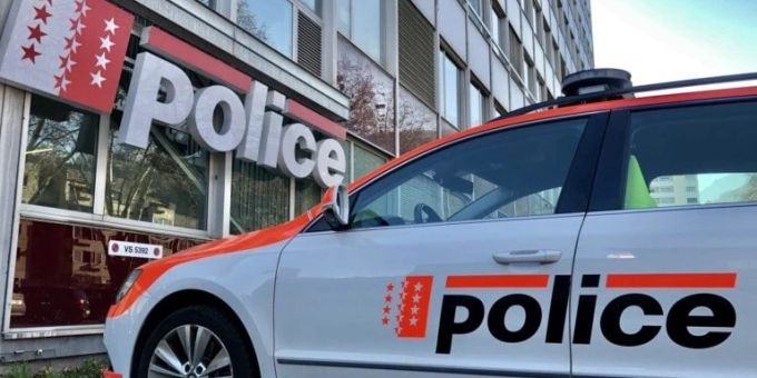 Die Kantonspolizei Wallis sucht mit einem Grosseinsatz nach dem Täter. kantonspolizei wallis