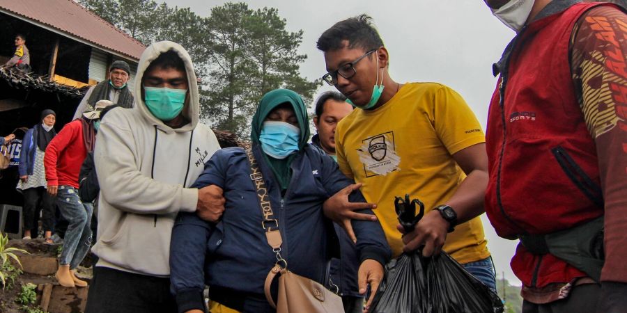 Mehr als 30 Teams mit insgesamt 300 Rettungskräften sind auf dem Marapi im Einsatz.